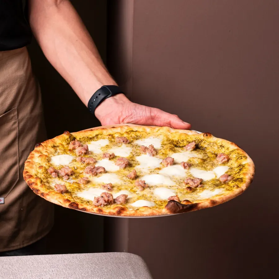 Da Niko: Pizza servita al tavolo